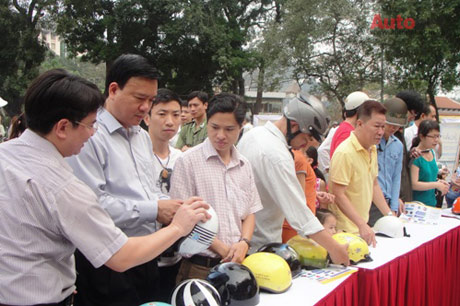 Bộ trưởng Đinh La Thăng cũng đến kiểm tra đơn vị đổi mũ. (Ảnh: Vietnam+)