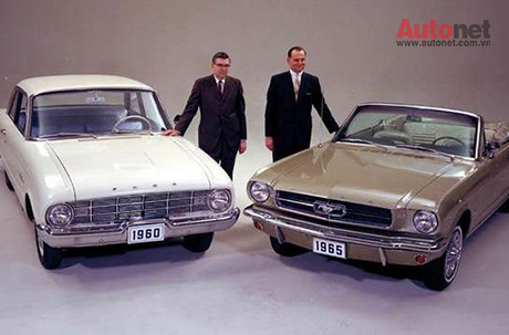 Lee Lacocca (phải) và Donald Frey (trái) hai phó chủ tịch cấp cao của Ford Motor Co bên chiếc Falcon 1960 và Mustang 1965. 