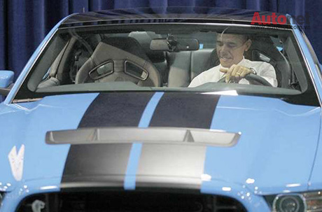 Tổng thống Barack Obama ngồi trong chiếc Ford Mustang Shelby GT500 trong chuyến thăm Auto Show Wasshington ngày 31/1/2012