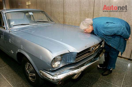 Eleanor McMillan, đặt nụ hôn tạm biệt chiếc Ford Mustang 1965 trước khi trao tặng nó cho Bảo tàng Lịch sử Quốc gia Mỹ tại Washington. Ông đã sở hữu và bảo quản chiếc xe này gần 40 năm. 