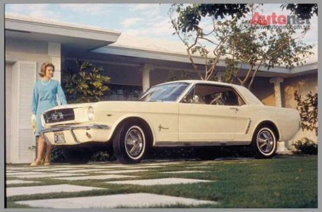 Ford Mustang 1964 bên một phụ nữ giàu có 