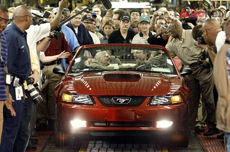 Ford Mustang GT 2004 màu đỏ cuối cùng được sản xuất bởi nhà máy Dearborn trước khi nó bị đóng cửa. Đây là nhà máy lâu đời nhất (86 tuổi) từ thời nhà sáng lập Henry Ford, nơi sản sinh ra biểu tượng Mustang.
