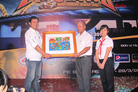 Ông Trần Tấn Nghĩa mua bức tranh - Lễ hội với giá 15 triệu đồng