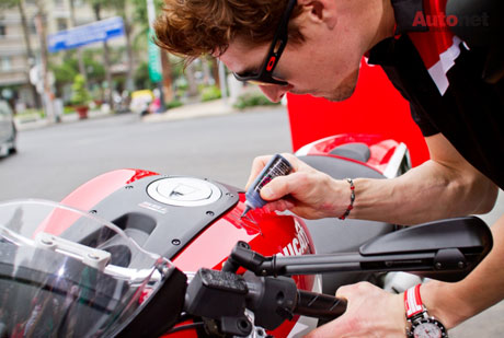 Nicky Hayden ký tặng lên Ducati Monster 795 ABS