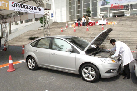 Chuyên viên kĩ thuật của Bridgestone Việt Nam trực tiếp kiểm tra và chăm sóc xe