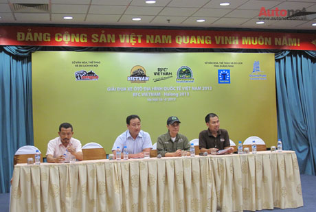 Buổi họp báo khởi tranh RFC Vietnam Challenge - Halong 2013 có sự góp mặt của ông Wee