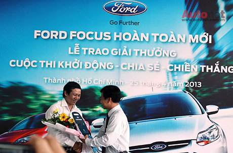 Đại diện của Ford Việt Nam trao chìa khoá cho người chiến thắng