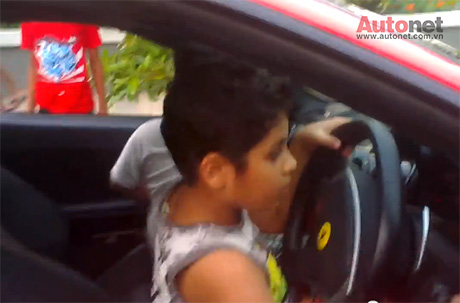 Bố mẹ cậu bé tỏ ra tự hào chứ không nhận thấy sự nguy hiểm khi để một đứa trẻ lái siêu xe