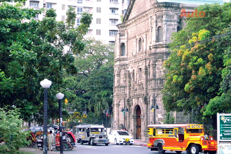 Nhà thờ Malate không vắng bóng những chiếc Jeepney