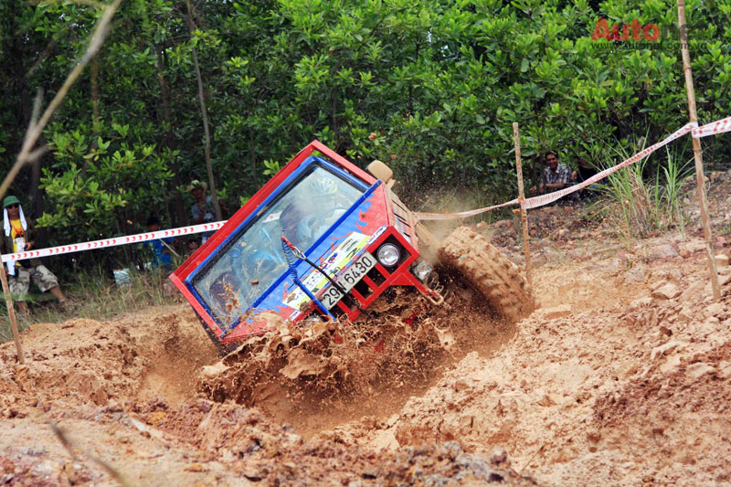 Các xe thi đầu luôn di chuyển trong tình trạng nghiêng xe trong đống bùn đất