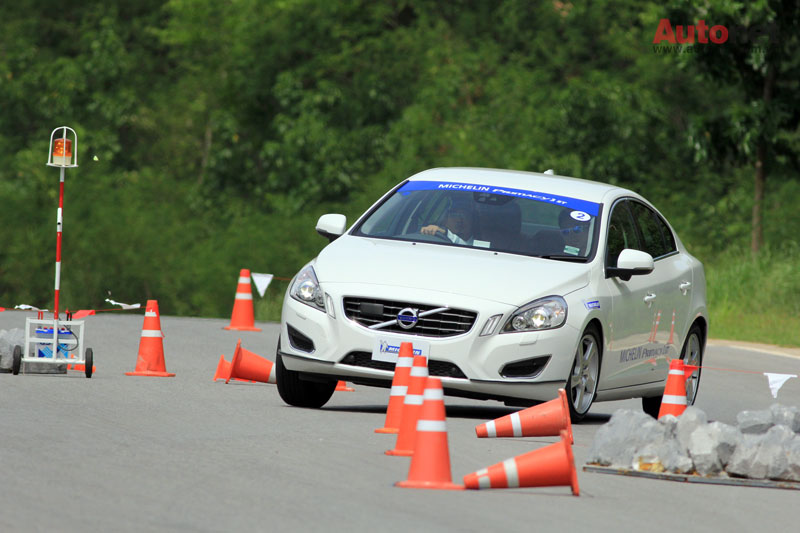 Michelin Primacy 3 ST tăng tính ổn định cho xe khi phải chuyển hướng đột ngột