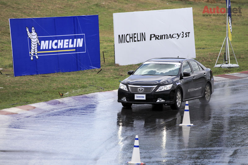 Michelin Primacy 3 ST giúp hạn chế tình trạng thiếu lái khi vào cua dưới điều kiện đường ướt