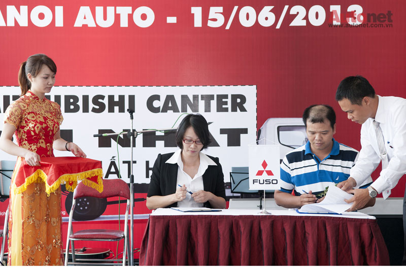 Đại diện Mitsubishi Hà Nội ký hợp đồng với khách hàng đầu tiên mua xe 