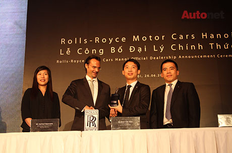 Ông Đoàn Hiểu Minh bắt tay với đại diện Rolls-Royce, mở ra cánh cửa kinh doanh cho thương hiệu xe sang hàng đầu thế giới đến với Việt Nam 