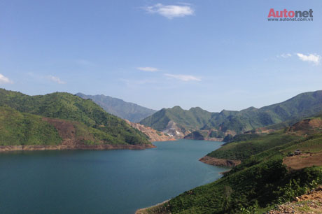 Dọc theo vùng lòng hồ thủy điện Sơn La sang Lai Châu