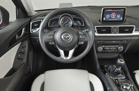 Chi tiết bảng điều khiển và cụm vô-lăng trên Mazda3