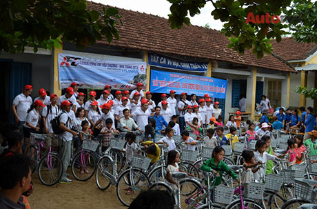 Hàng chục chiếc xe đạp đã được trao tới tay các học sinh nghèo vượt khó