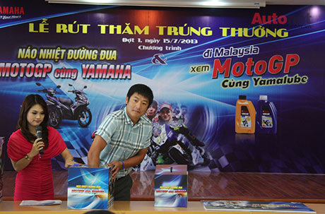 Đại diện Yamaha rút thăm trúng thưởng trong ngày 15/07 tại Hà Nội