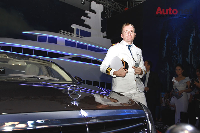 Đích thân TGĐ Mercedes-Benz giới thiệu mẫu S-Class tới quan khách trong vai trò một vị 'thuyền trưởng'