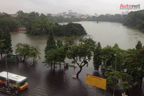 Người Hà Nội lại được “lội sông” sau bão số 6