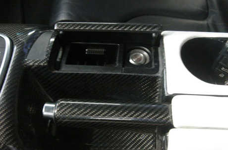 Nút điều chỉnh KW Lift Kit đặt cạnh thắng tay có thể nâng hạ phuộc bằng 1 nút bấm