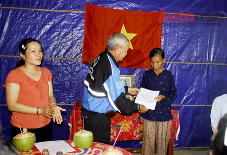 Ông Võ Văn Thành- chủ nhiệm Câu Lạc Bộ Mô Tô quận 1 trao giấy chứng nhận cho bà Phạm Thị Dung