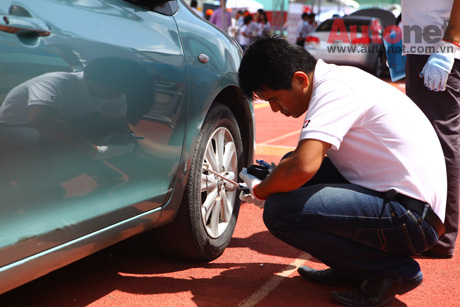 Nhân Viên Bridgestone kiểm tra lốp xe
