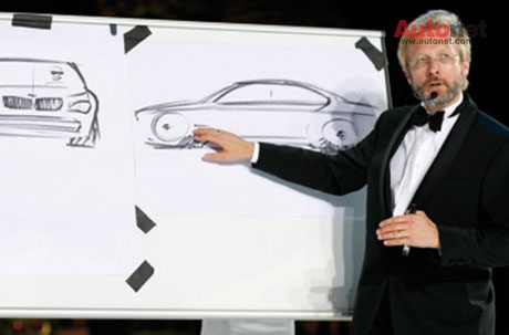 Chris Bangle trước một bản phác họa xe BMW 