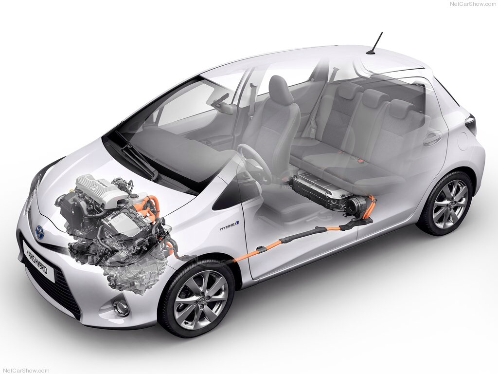 Toyota trưng bày xe hybrid tại triển lãm công nghệ cao