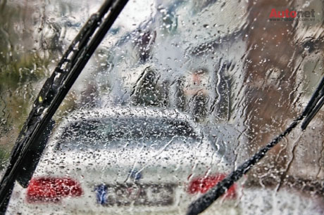 Mẹo nhỏ giúp chống mờ kính ôtô mùa mưa bão