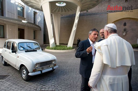 Giáo hoàng Francis được tặng xế cổ Renault 4