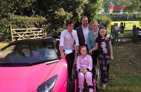 Emilia hạnh phúc bên gia đình, Hammond và chiếc Lamborghini Aventador màu hồng