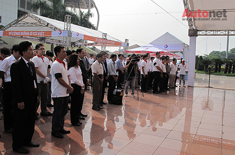 Toàn bộ người tham gia sự kiện “Car care Day - chăm sóc toàn diện” kính cẩn nghiêm trang trong giây phút mặc niệm Đại tướng Võ Nguyên Giáp