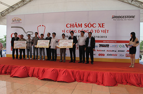 Số tiền từ sự kiện được trao cho sinh viên xuất sắc ngành công nghệ ô tô và hiệp sỹ giao thông Hà Nội