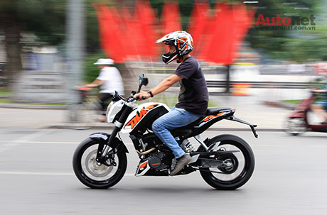KTM Duke 200 ABS trên đường phố Hà Nội 