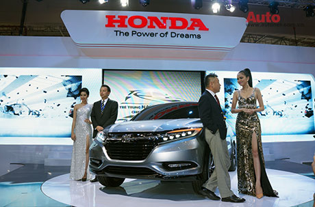 Ban lãnh đạo Honda cũng vô cùng trẻ trung khi đứng bên cạnh mẫu Urban Concept