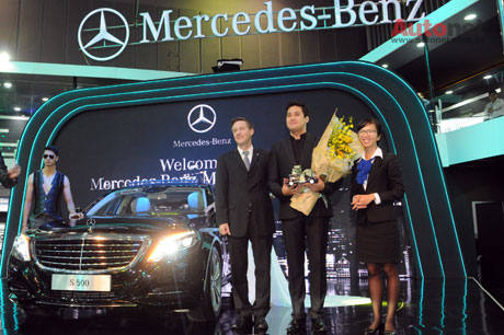 Nhạc sỹ Violon Bùi Công Duy bên cạnh lãnh đạo Mercedes-Benz