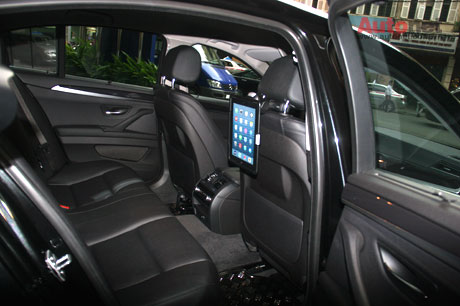 Trên BMW Series 5 trang bị sẵn ipad và wifi để phục vụ khách hàng VIP trong việc đưa đón
