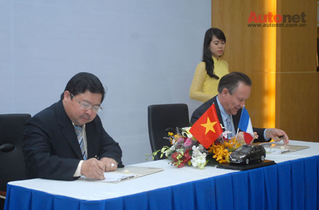 Đây là bản hợp đồng được ký kết bởi Ông Nguyễn Hùng Minh – Tổng Giám đốc Thaco và Ông Jean Yves Dossal – CEO, Chủ tịch Peugeot Châu Á. 