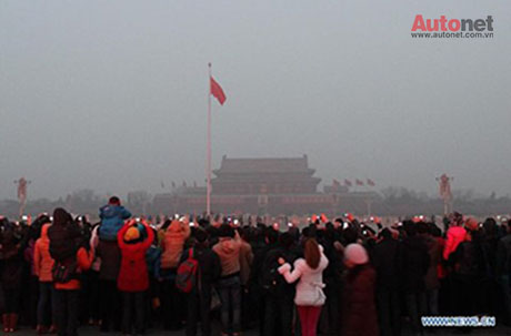 Sương mù từ khói bụi dày đặc bao phủ quảng trường Thiên An Môn