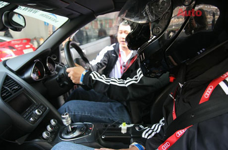 Các 'tay đua' nhận được hướng dẫn tỉ mỉ từ phía các chuyên gia Audi 
