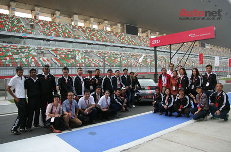 Đoàn Việt Nam tại trường đua F1 Abu Dhabi