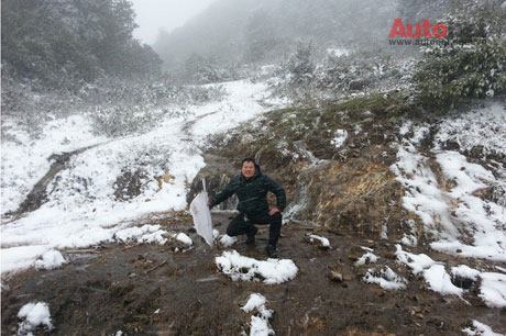 Tác giả chụp cùng những bông tuyết rơi tại vườn quốc gia Hoàng Liên