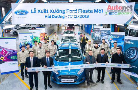 Ban lãnh đạo và đội ngũ công nhân sản xuất Ford Việt Nam trong ngày xuất xưởng