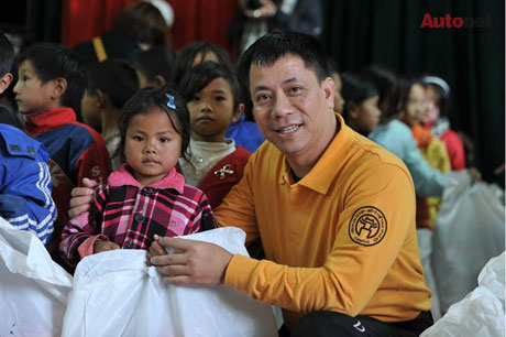Clb môtô Hà Nội đã trao quà cho học sinh và các hộ nghèo tại đây
