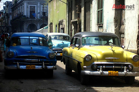 Những chiếc xe cổ đến từ Mỹ có tuổi đời cả nửa thế kỷ là hình ảnh thân thuộc tại Cuba