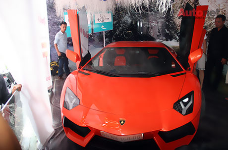 Siêu bò Lamborghini Aventador LP 700-4 đã thu hút rất đông bạn trẻ đến chụp ảnh tại quán