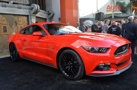 Ford đấu giá Mustang 2015 đầu tiên làm từ thiện