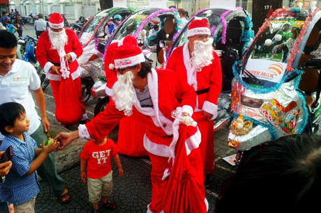 Những ông già Noel cưỡi tuần lộc scooter trao quà giáng sinh