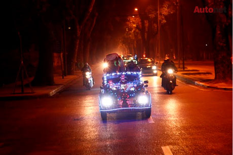 Đoàn xe di chuyển chậm qua nhiều con phố ở khu trung tâm Hà Nội